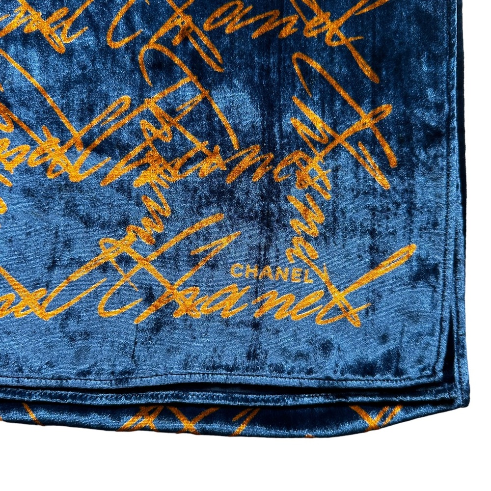 CHANEL Signature Stole - Picture 4 of 7
